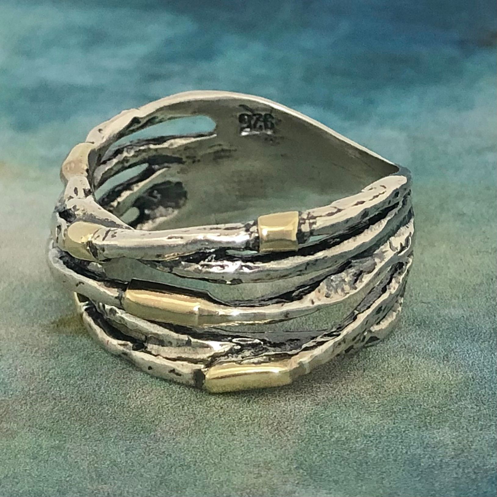 Jaqueline - Mycket snygg ring med detaljer i 9 K guld