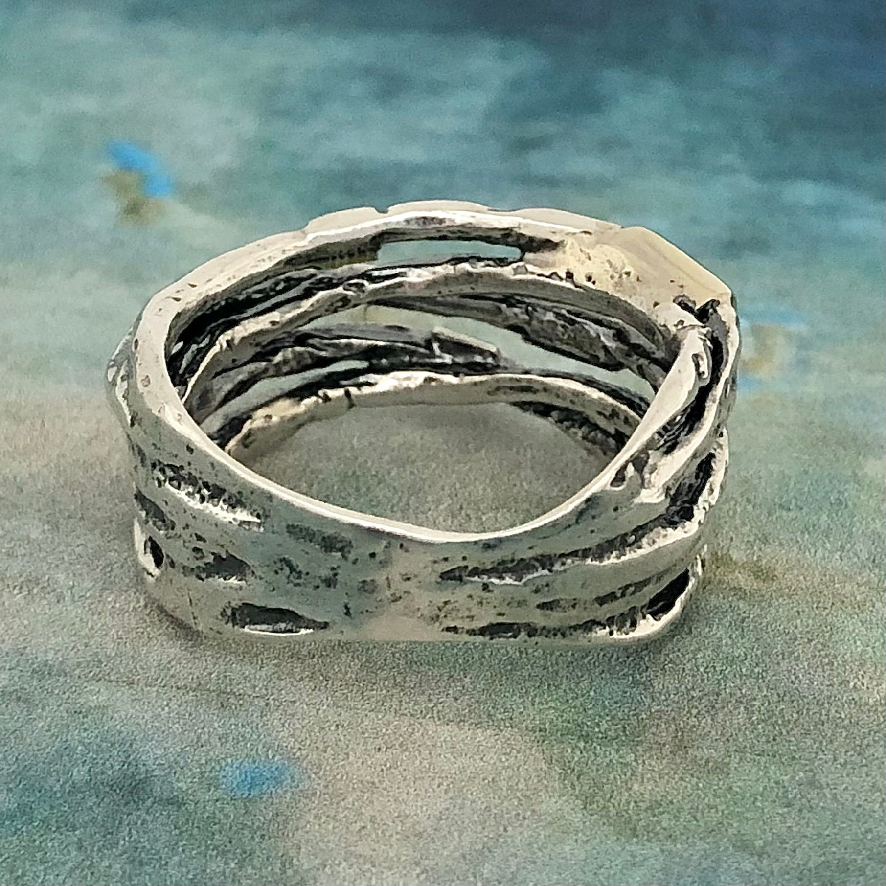 Jaqueline - Mycket snygg ring med detaljer i 9 K guld