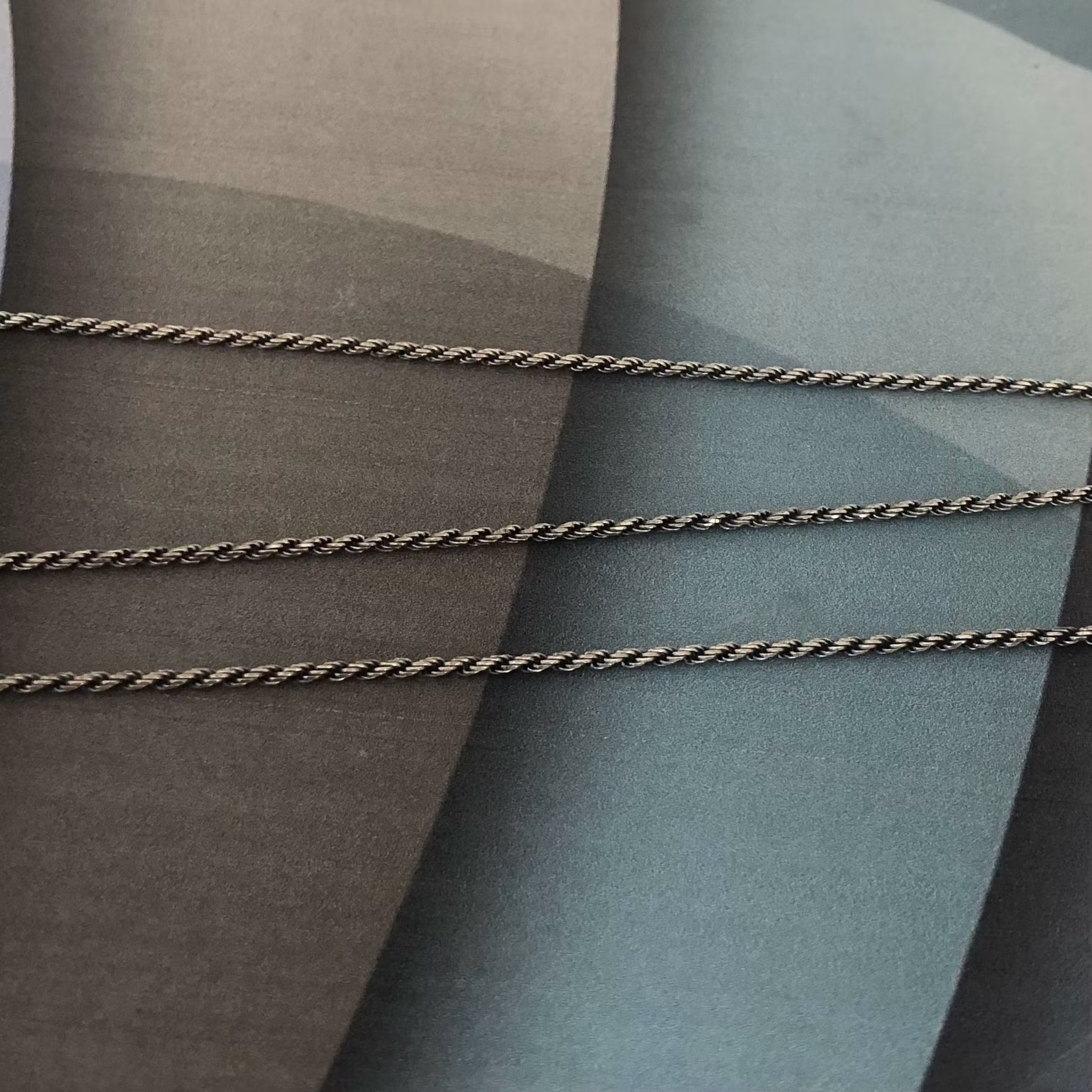 Tvinnad oxiderad silverkedja 50 cm