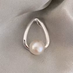 Inez - Nätt och stilrent pärlhänge