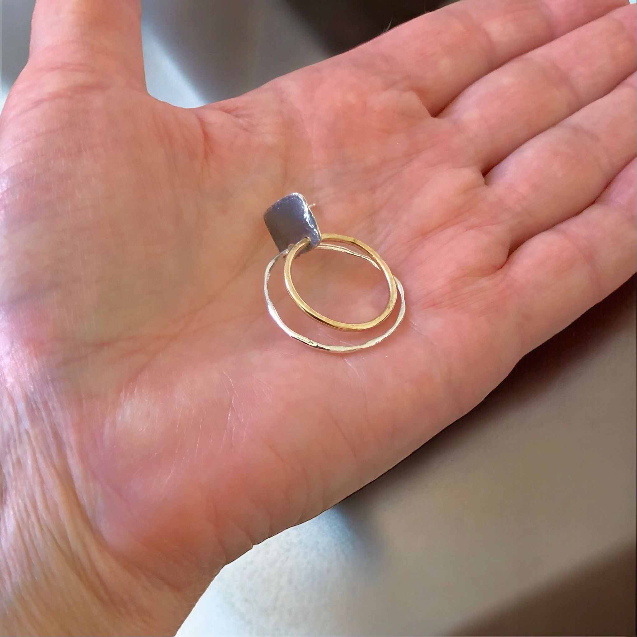 Ramona - Vacker design i silver, guld och svart