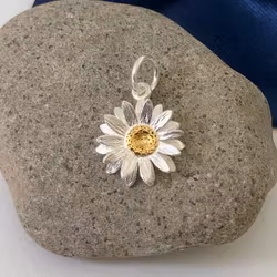 Blomma - Hänge med guldförgylld mitt