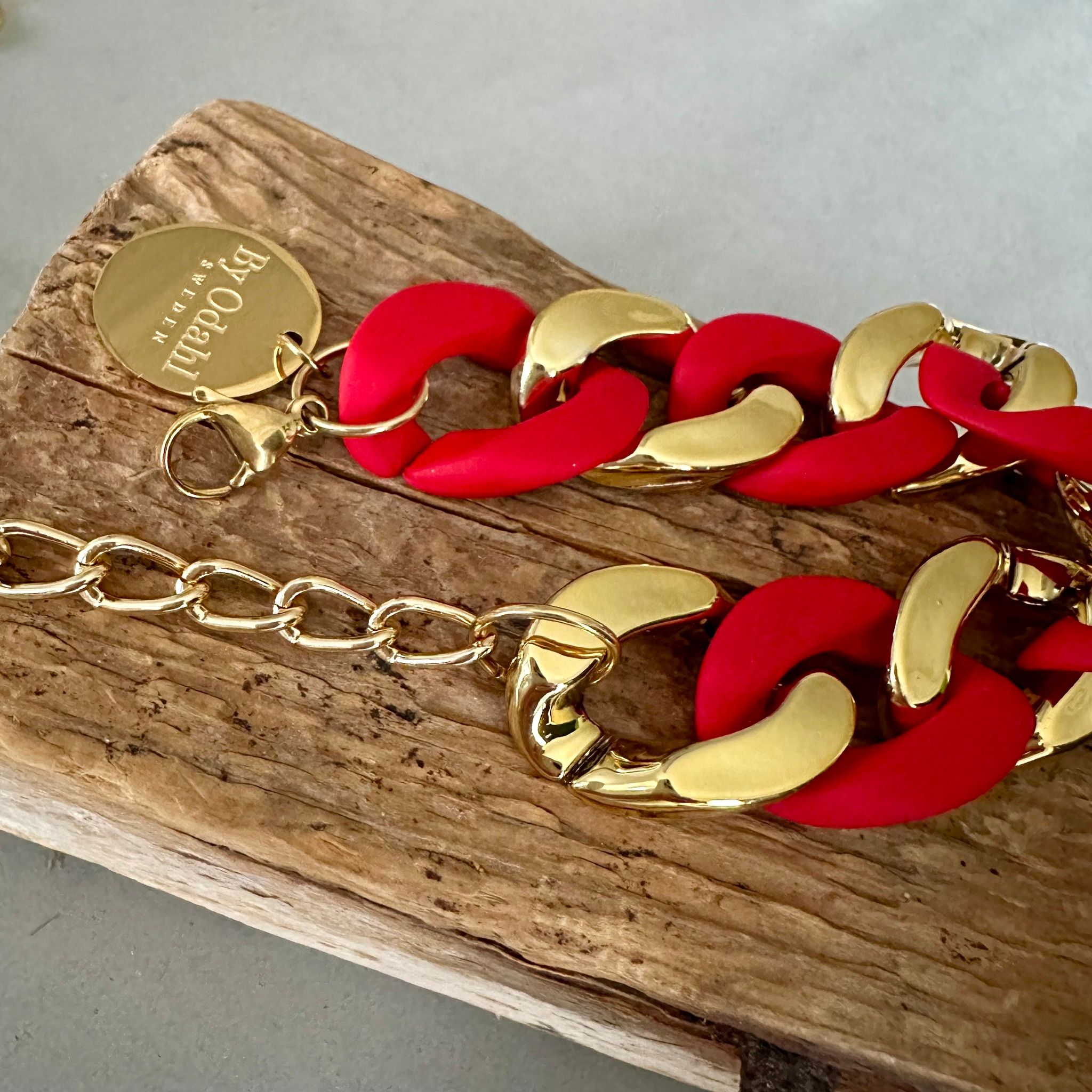 Halsband i rött/guldfärg från By Odahl