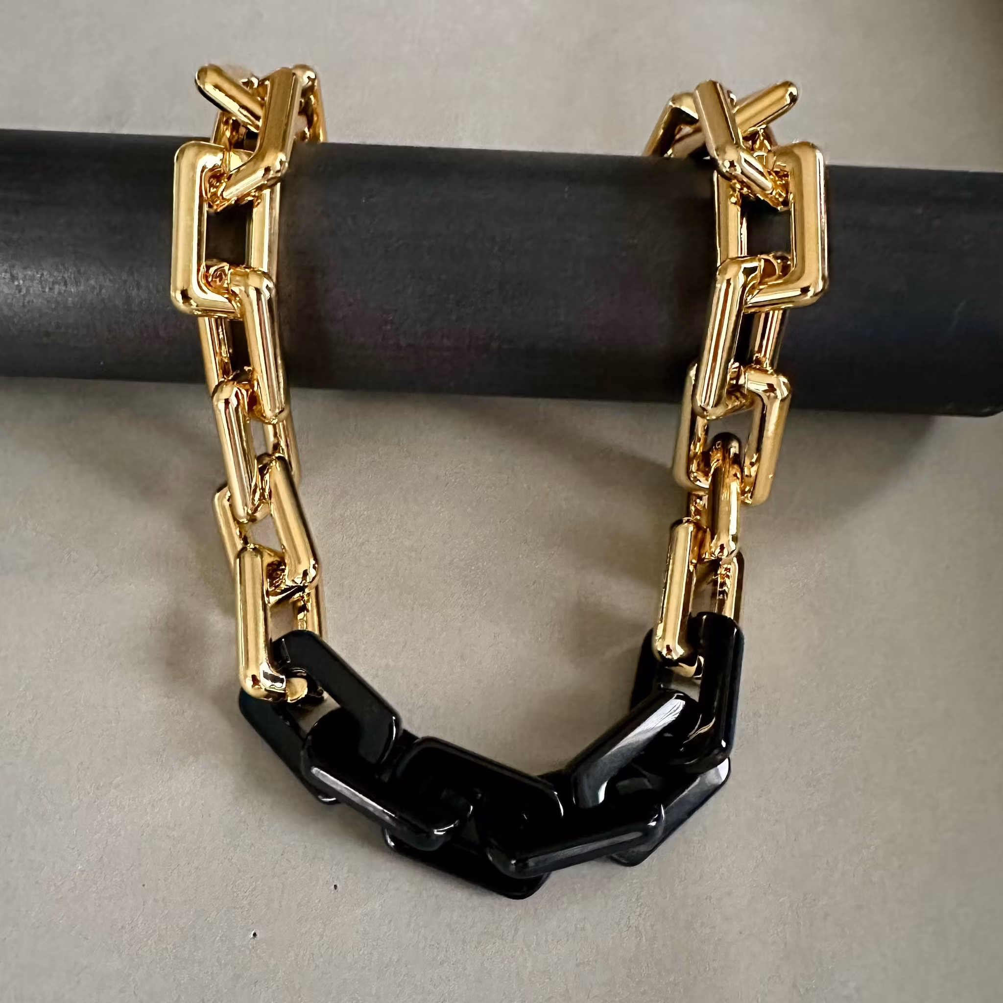 Halsband i svart/guldfärg från By Odahl