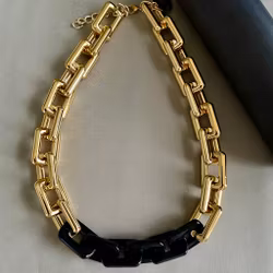 Halsband i svart/guldfärg från By Odahl