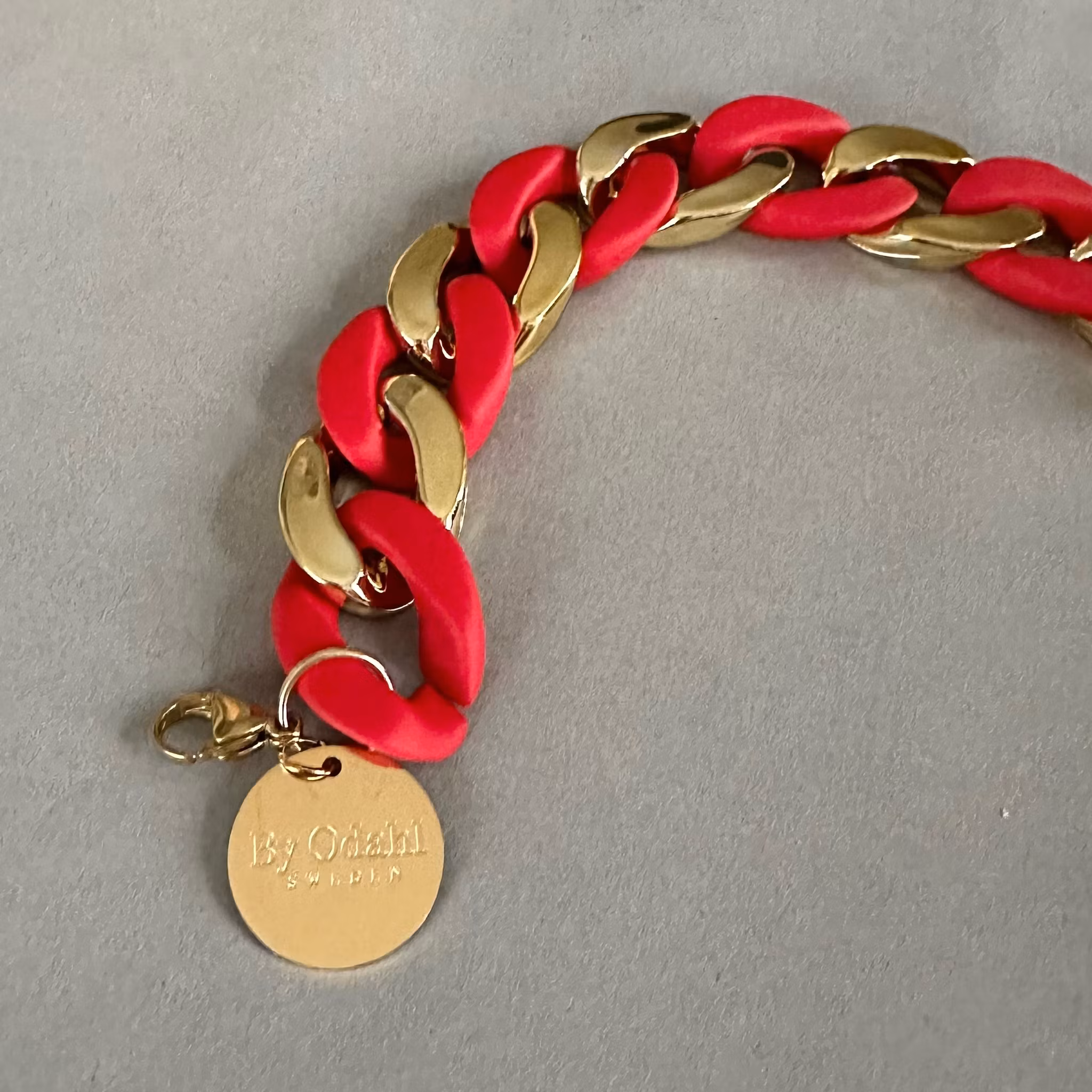 Armband i rött/guldfärg