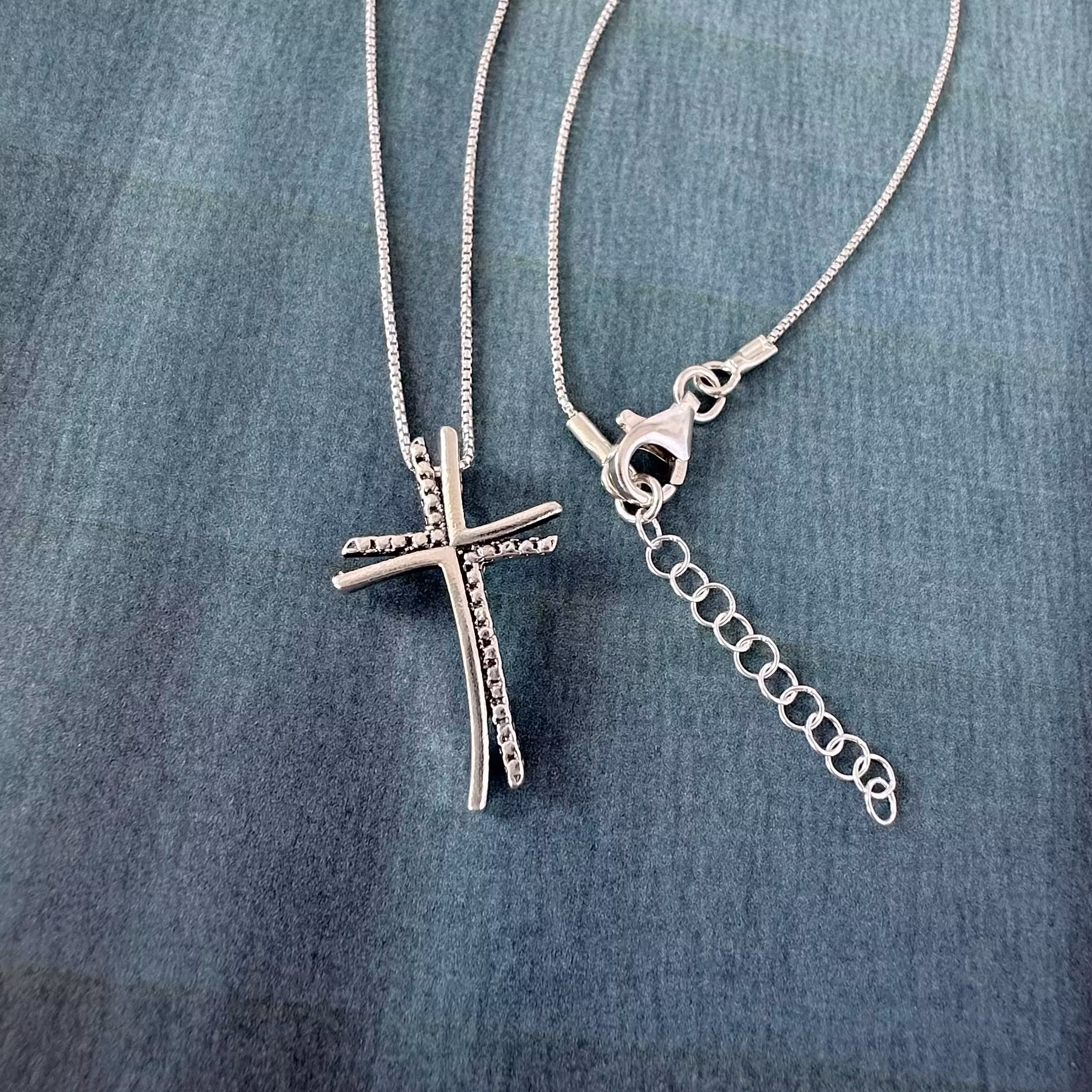 Miriam - Halsband med kors i silver