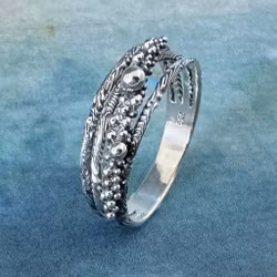 Ellie - Smal, snygg ring i råare stuk