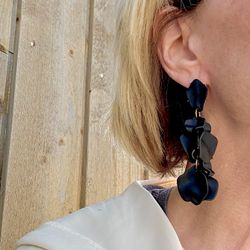 Svarta lite större örhängen från By Odahl