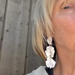 Vita lite större örhängen från By Odahl