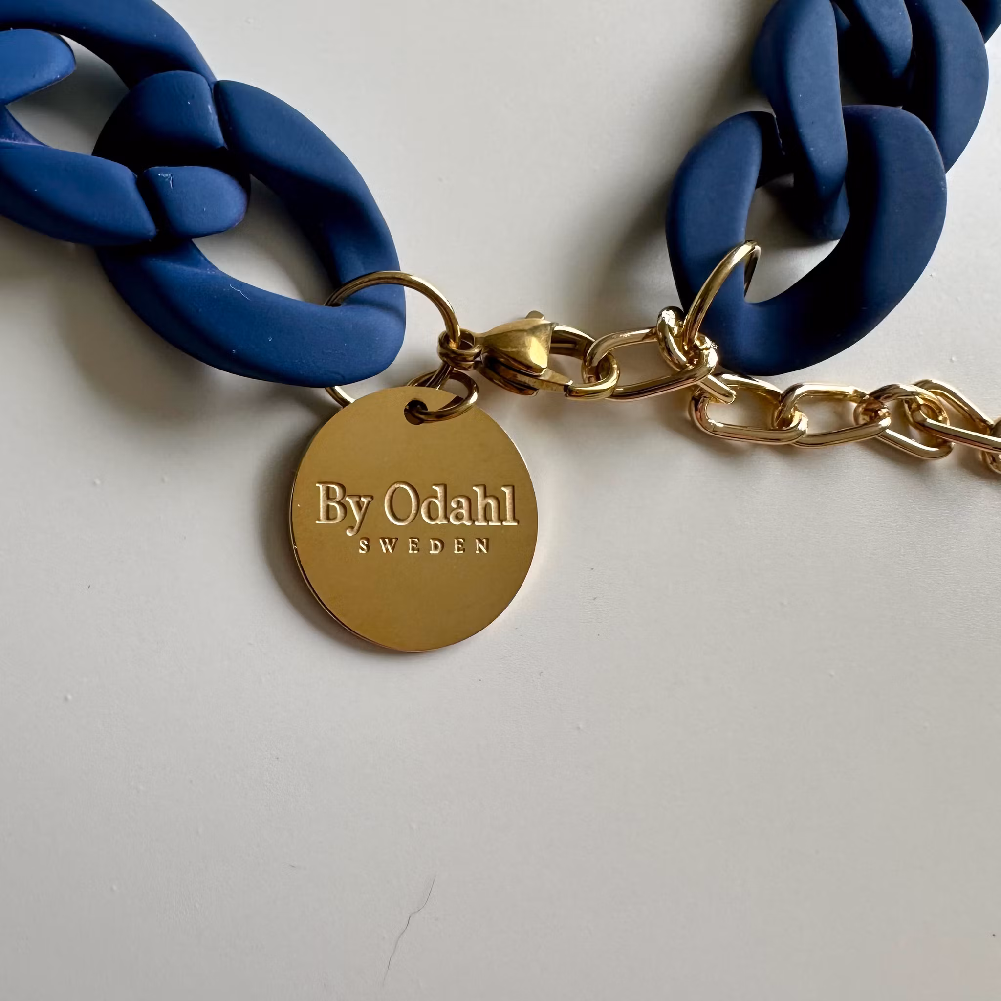 Marinblått halsband från By Odahl