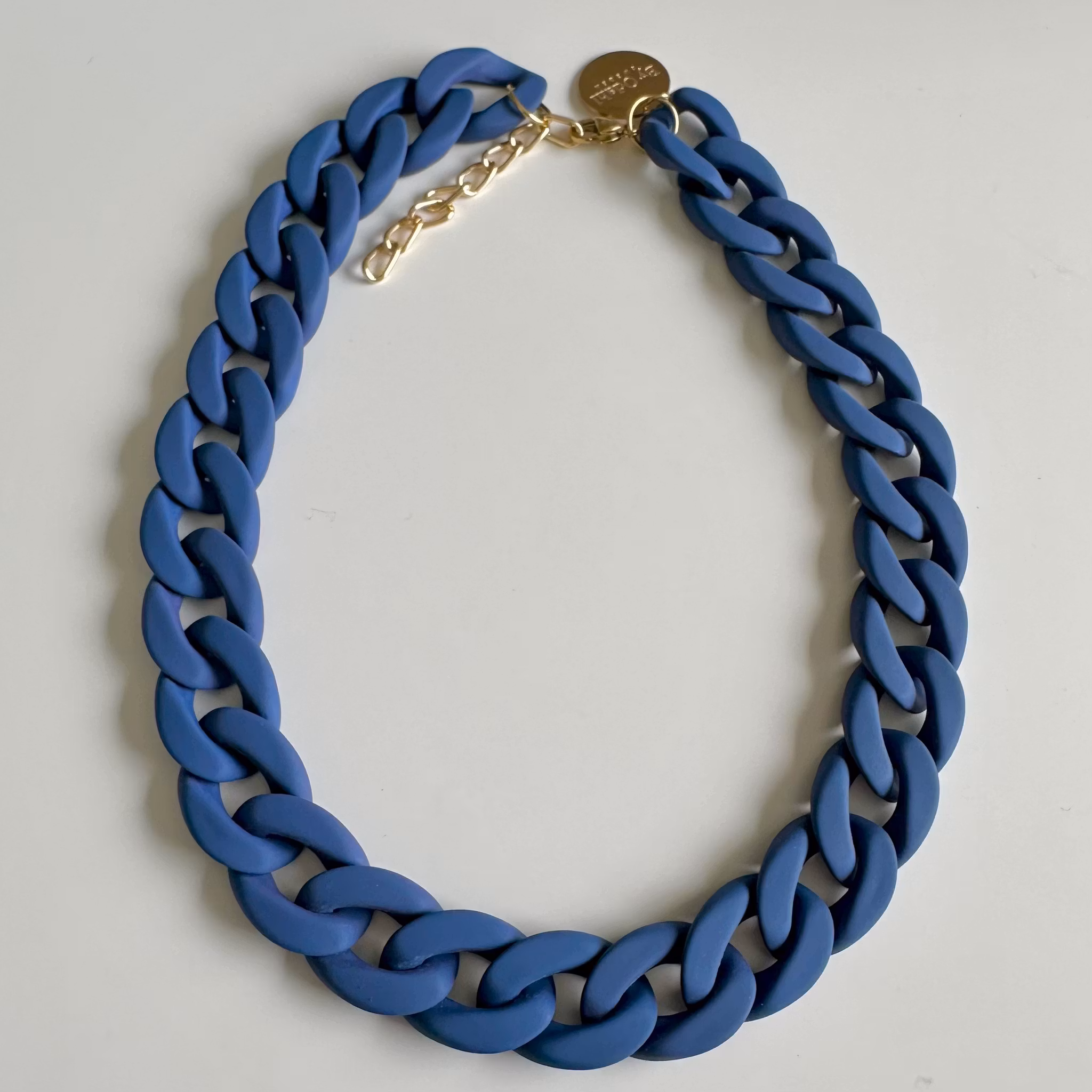 Marinblått halsband från By Odahl