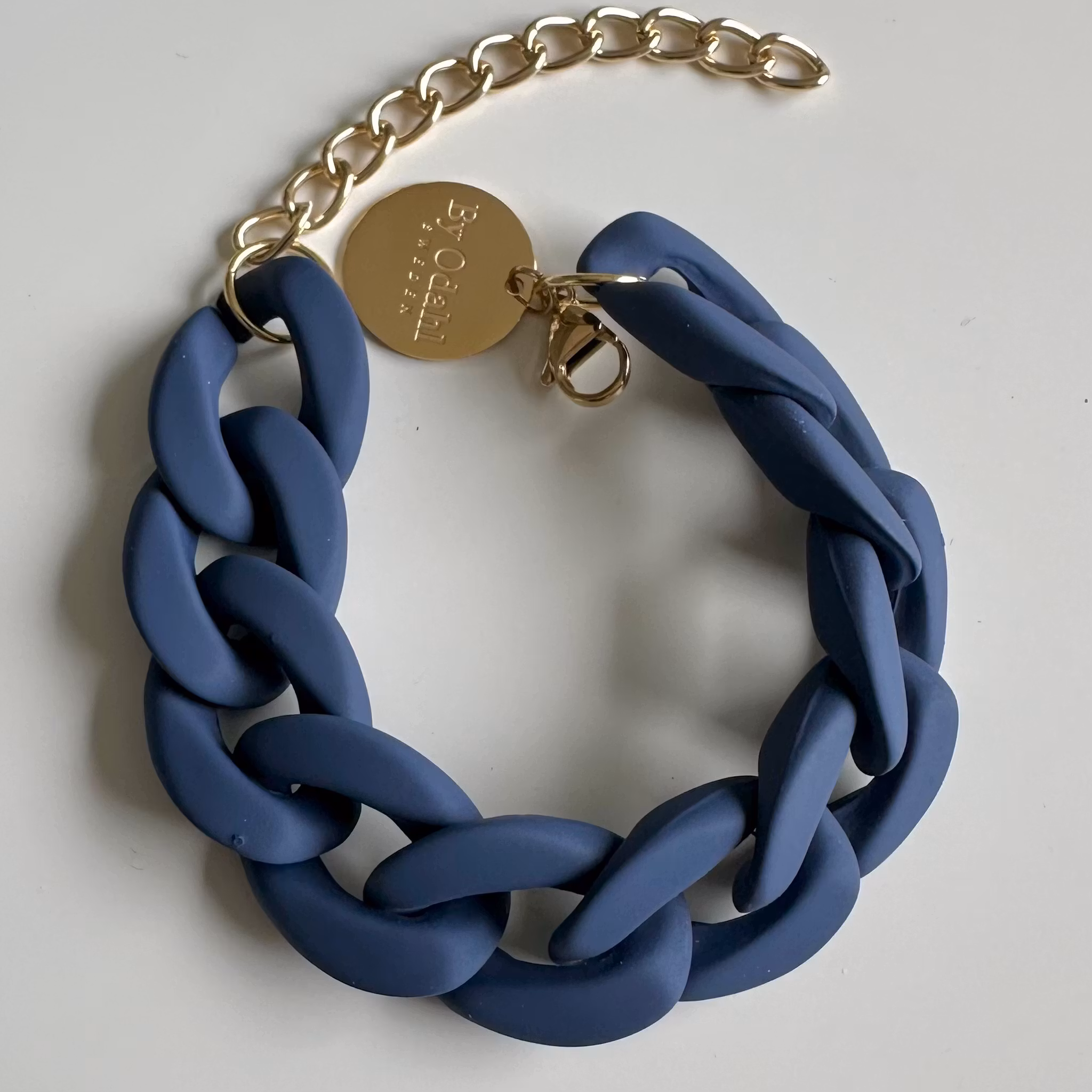 Marinblått armband från By Odahl