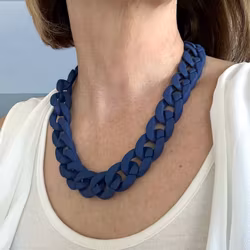 Marinblått halsband från By Odahl