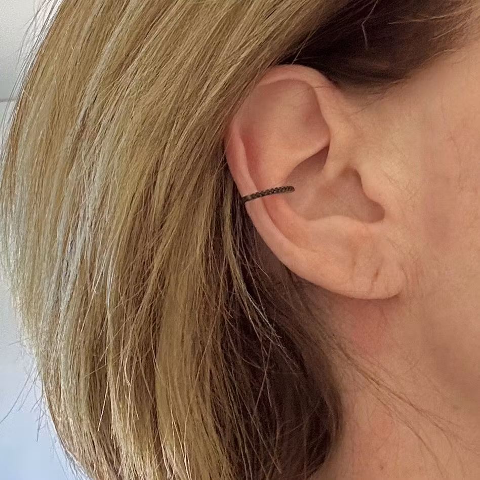 Ear cuff svart med kubic zirconer