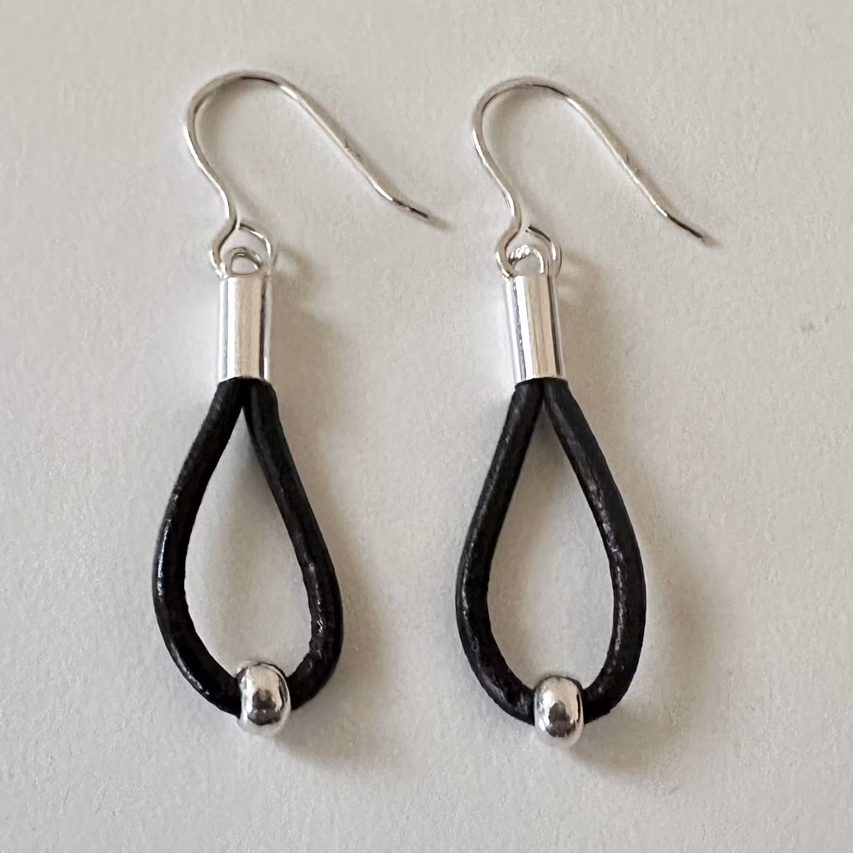 Hedda - Snygga örhängen i svart och silver