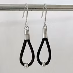 Hedda - Snygga örhängen i svart och silver