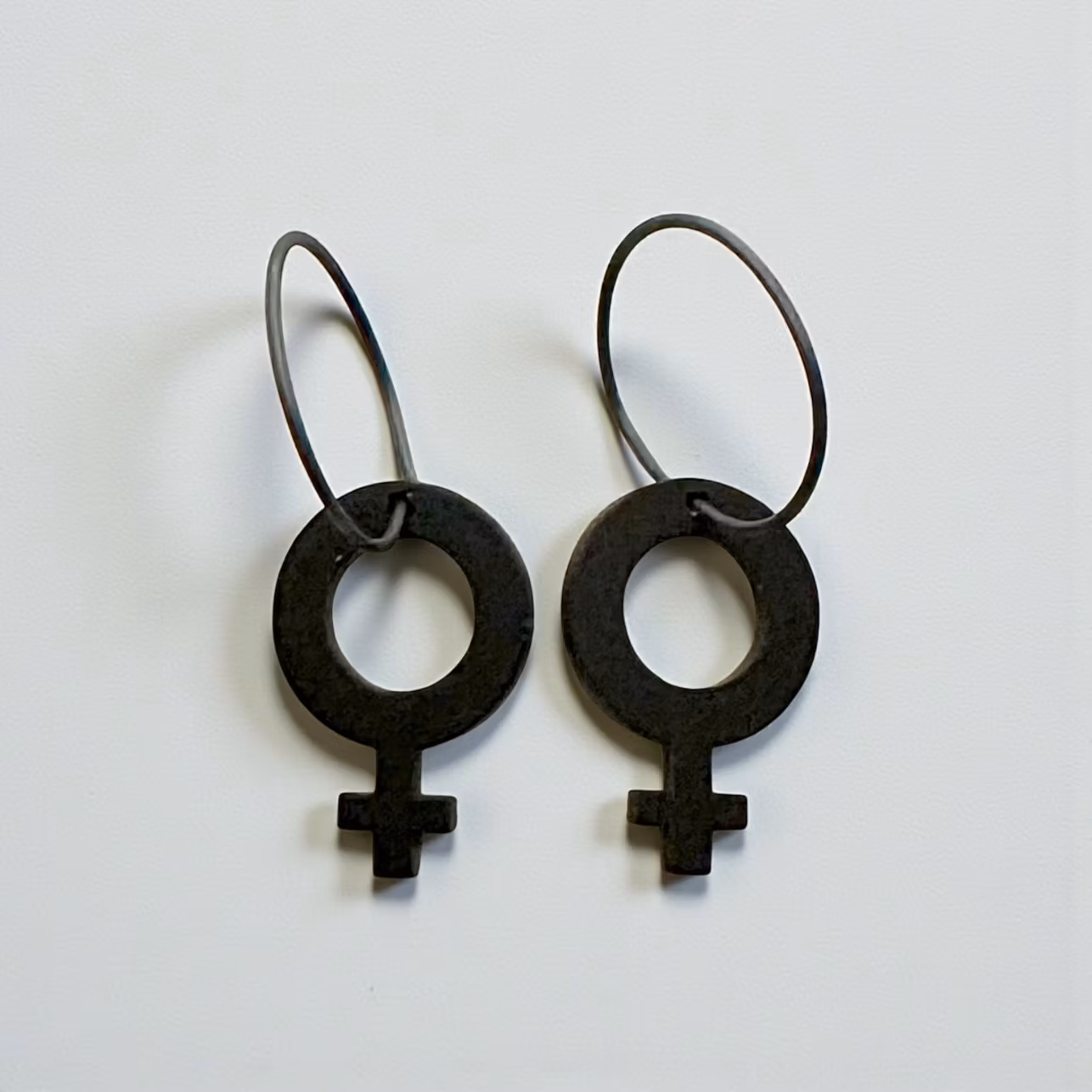 Kvinnosymbol - Svarta örhängen