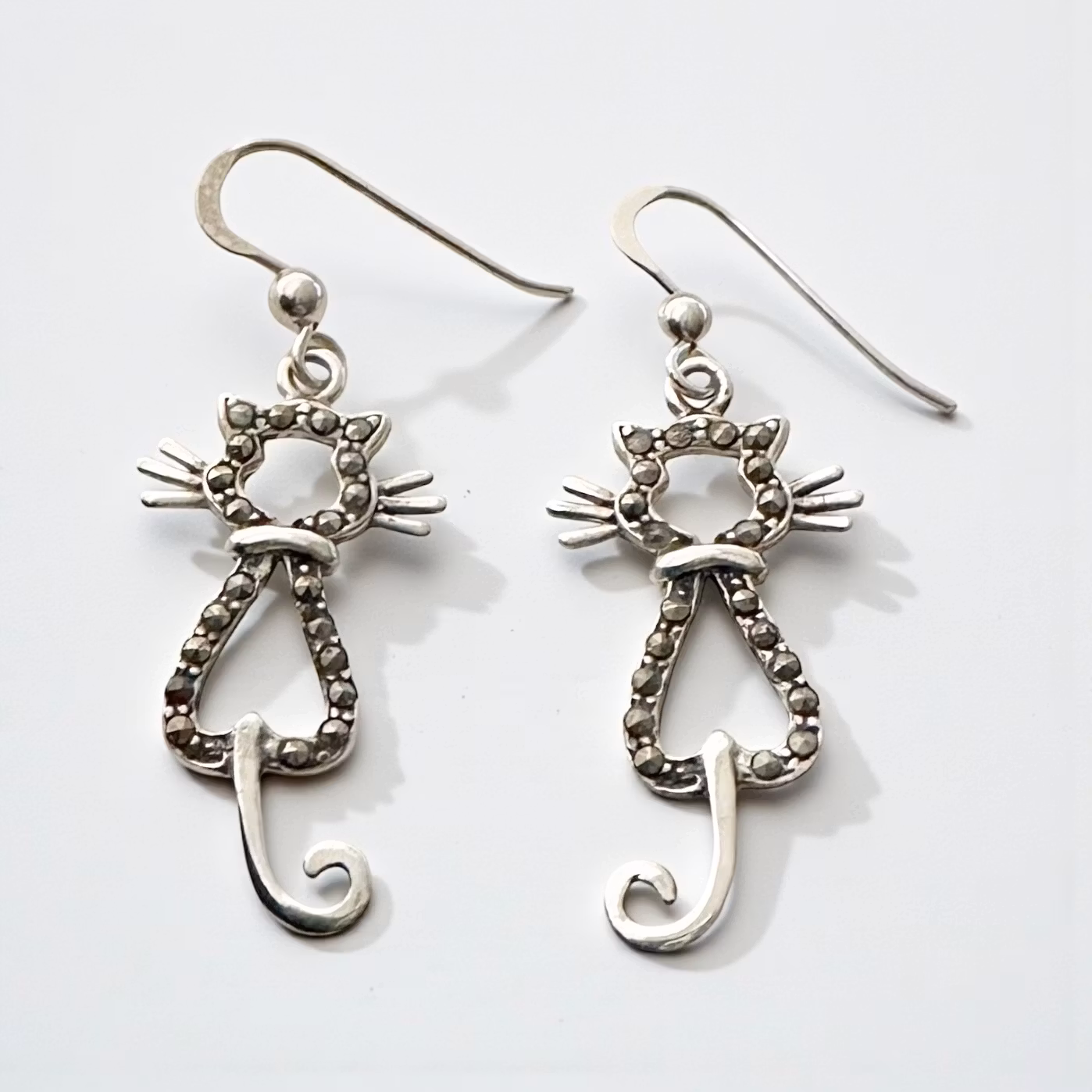 Katter med markasit-kristaller