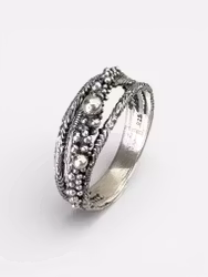 Ellie - Smal, snygg ring i råare stuk