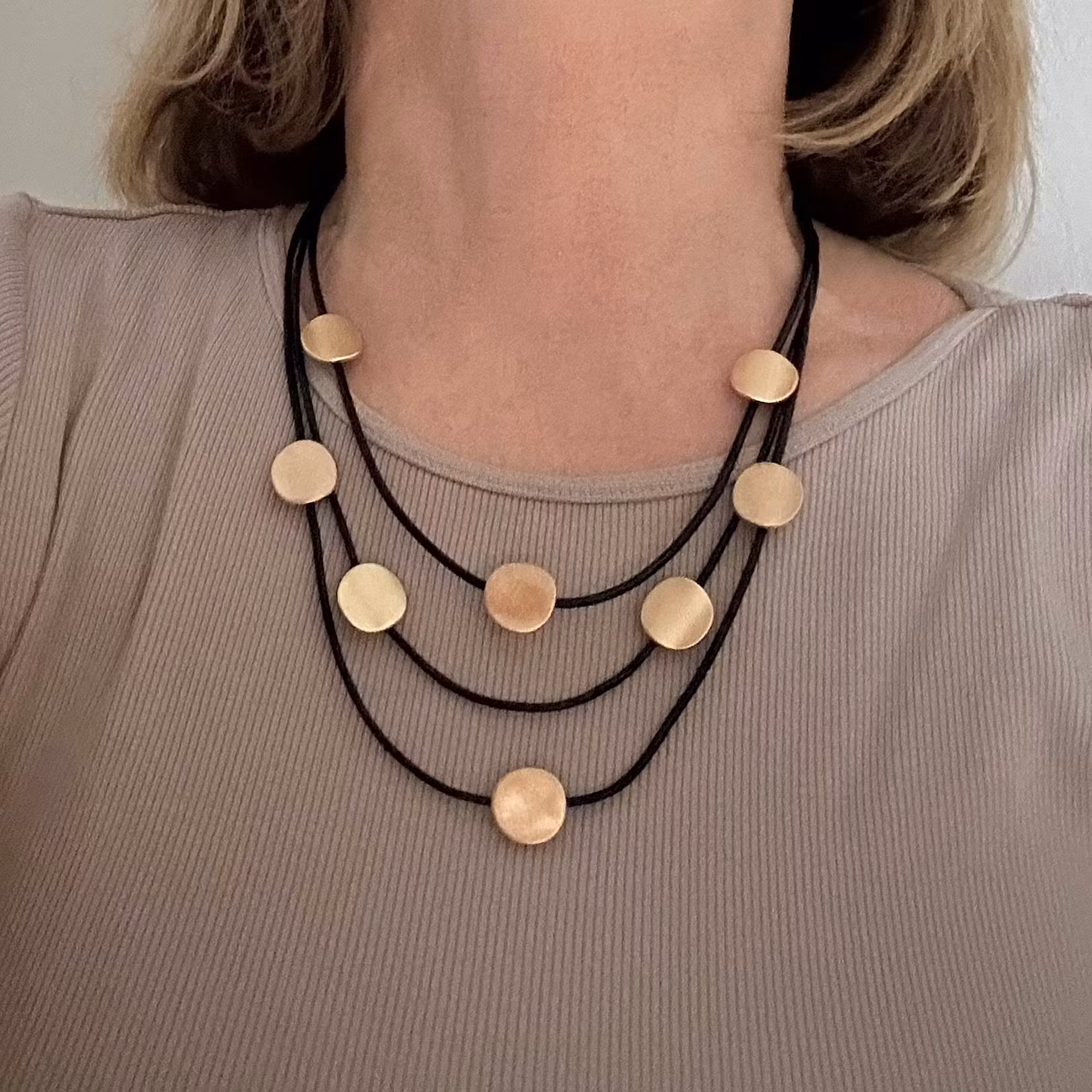 Guldplättar på läderband