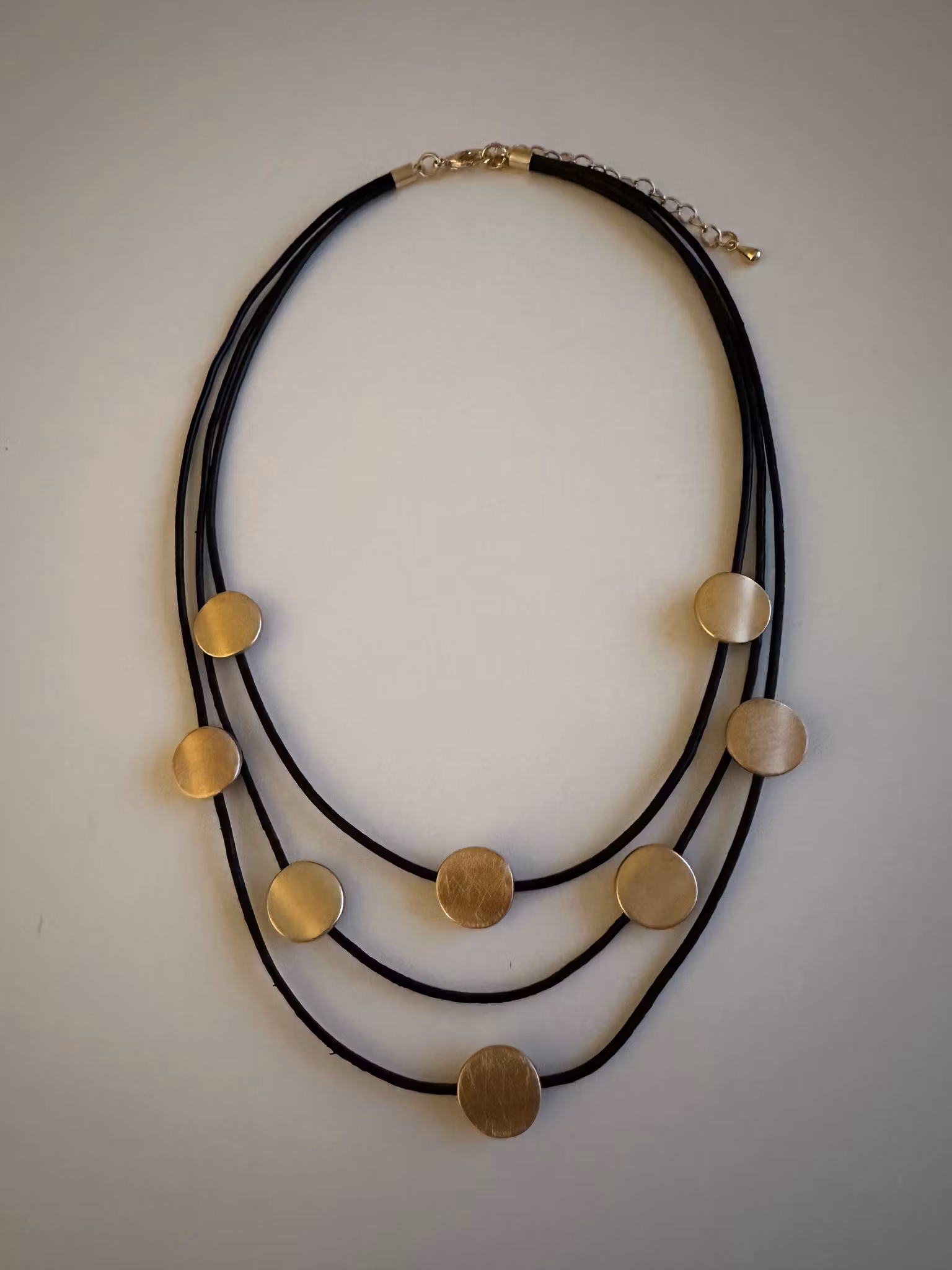 Guldplättar på läderband