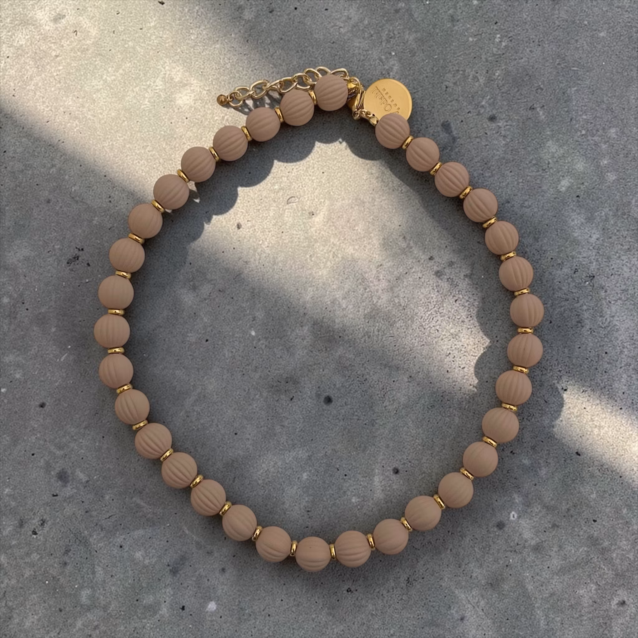 Kulhalsband i sand-beige