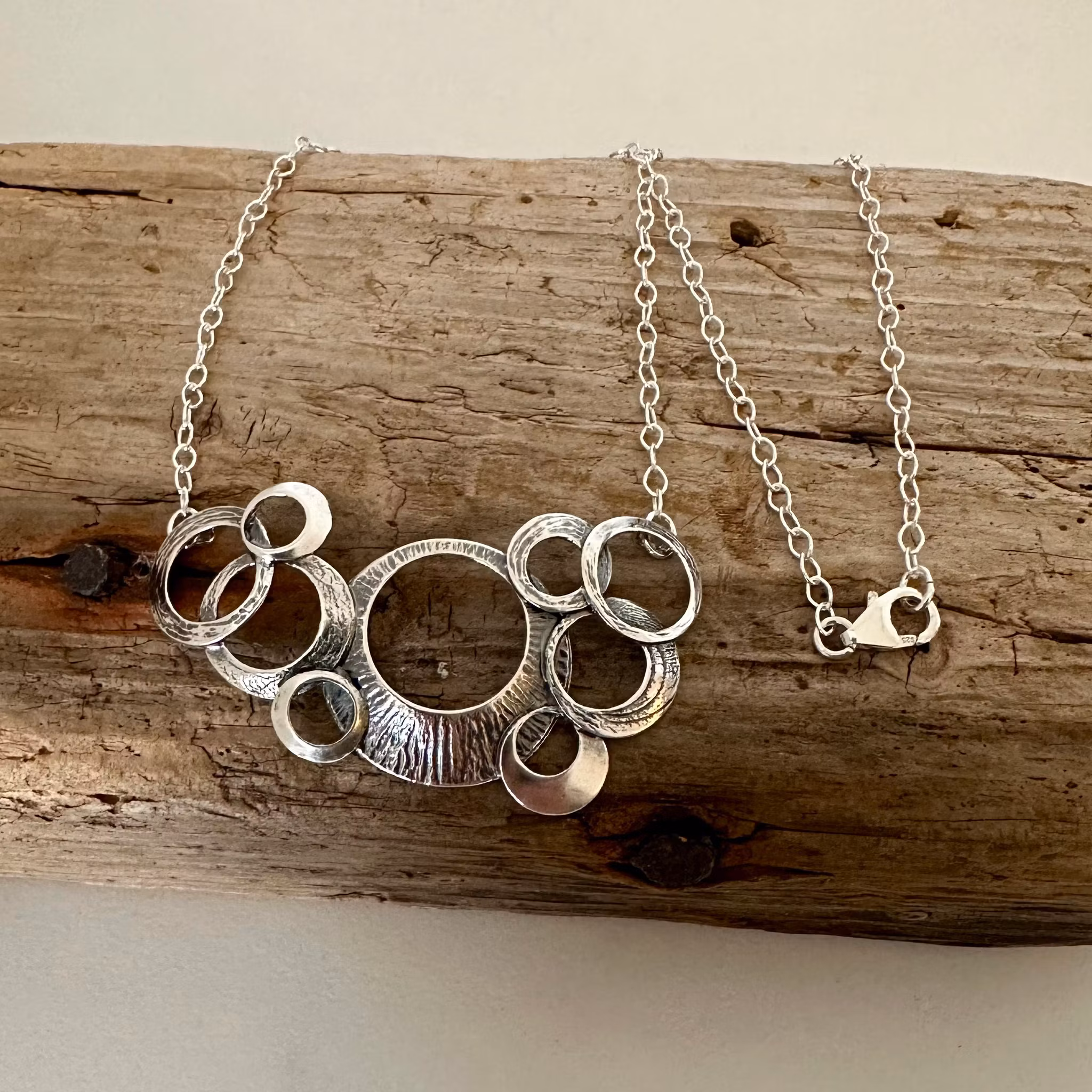 Lindy - Fint designat halsband