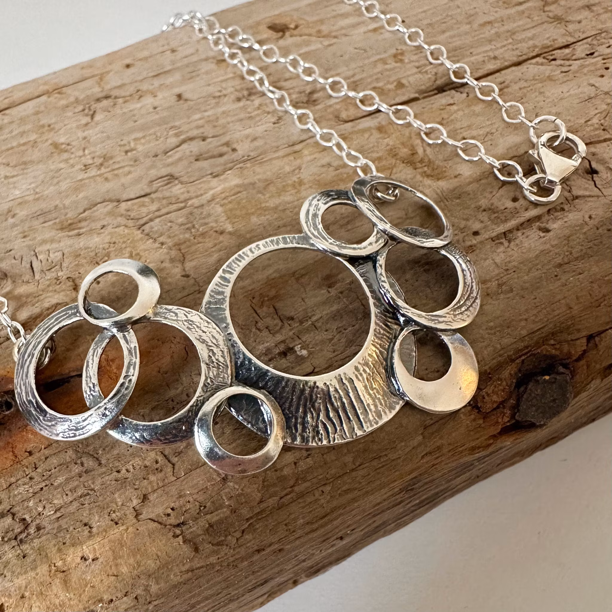 Lindy - Fint designat halsband