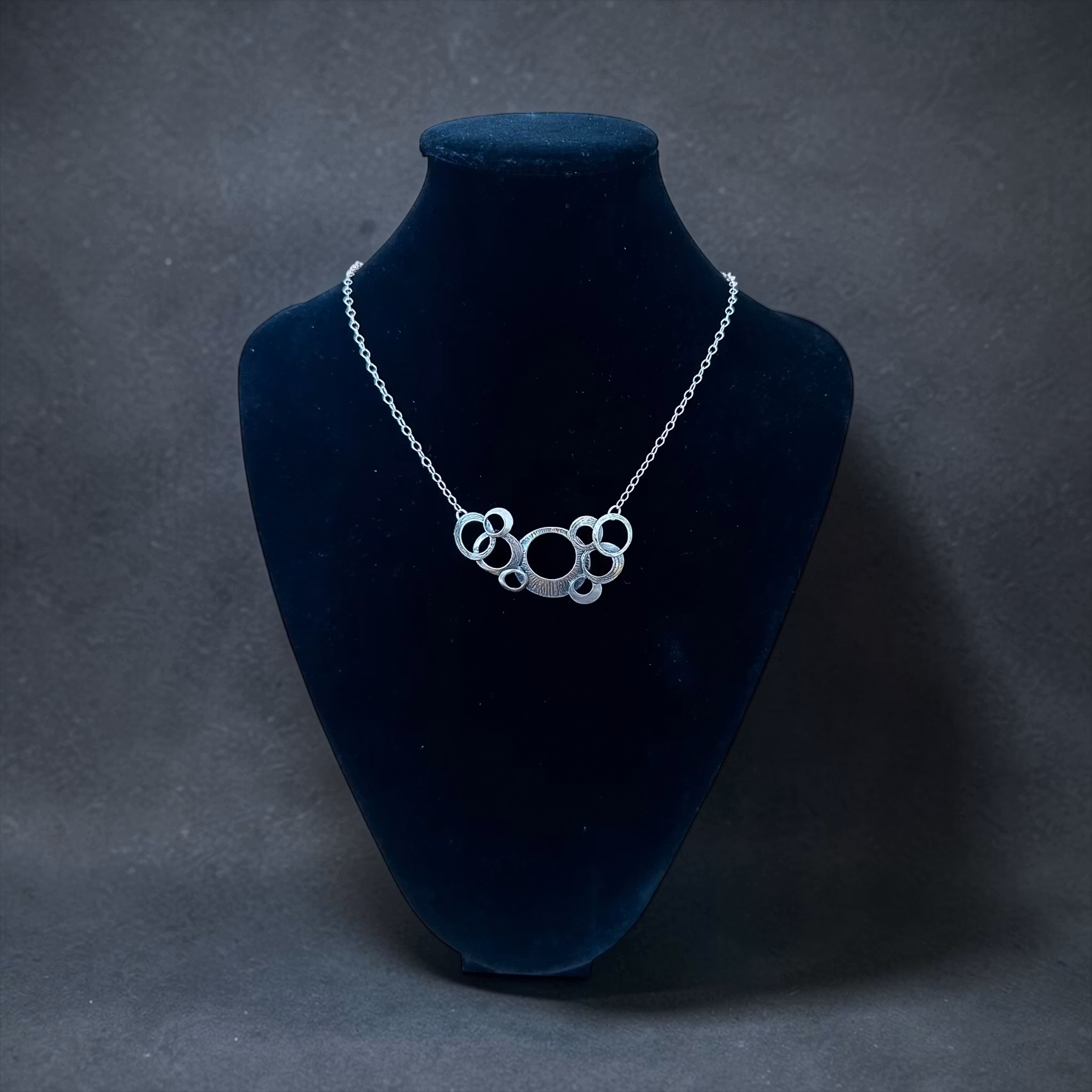 Lindy - Fint designat halsband