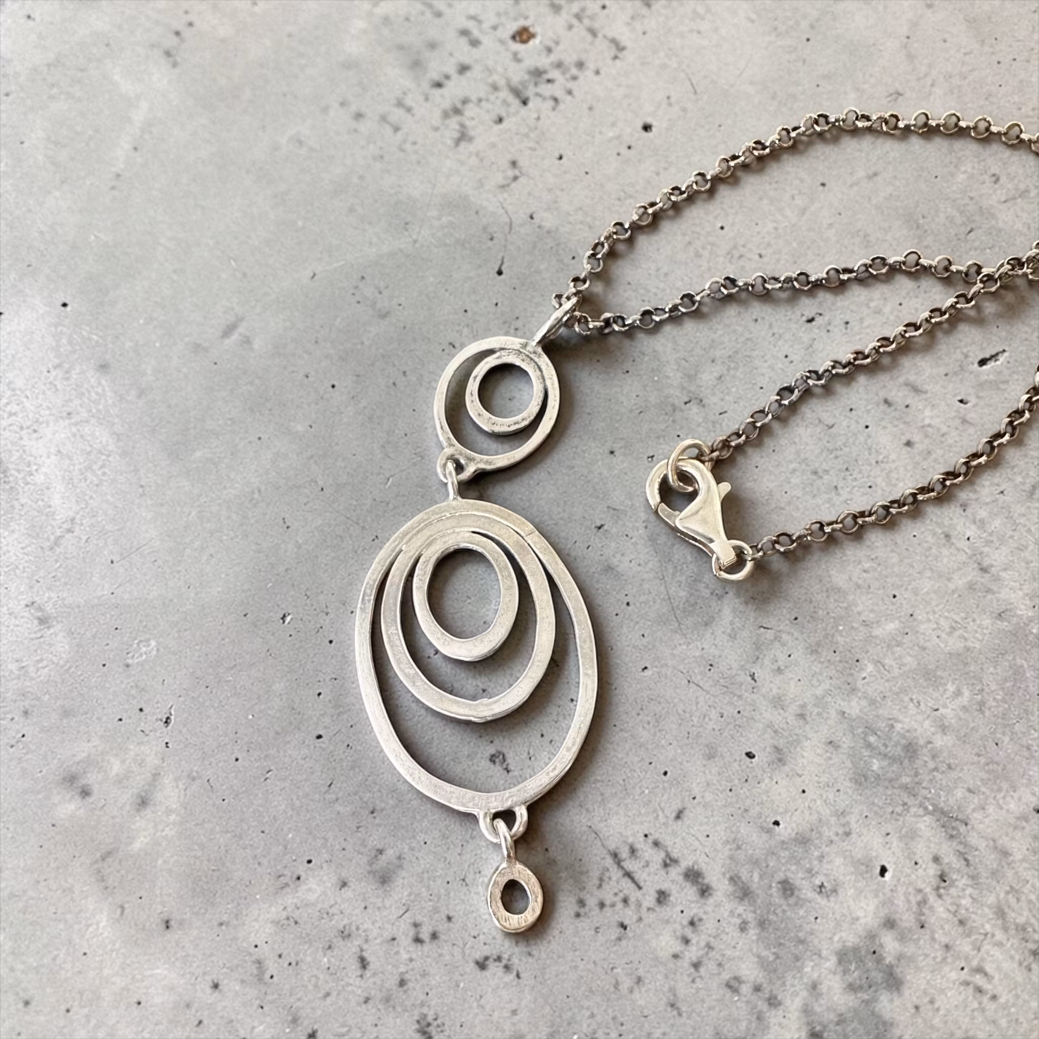 Minou - Silverhalsband i ruff design