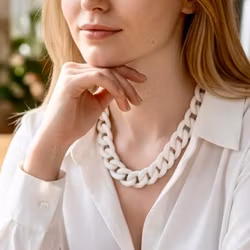 Vitt halsband från By Odahl