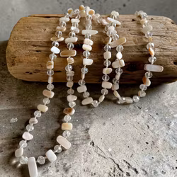 Långt fint halsband i snäckskal och glas