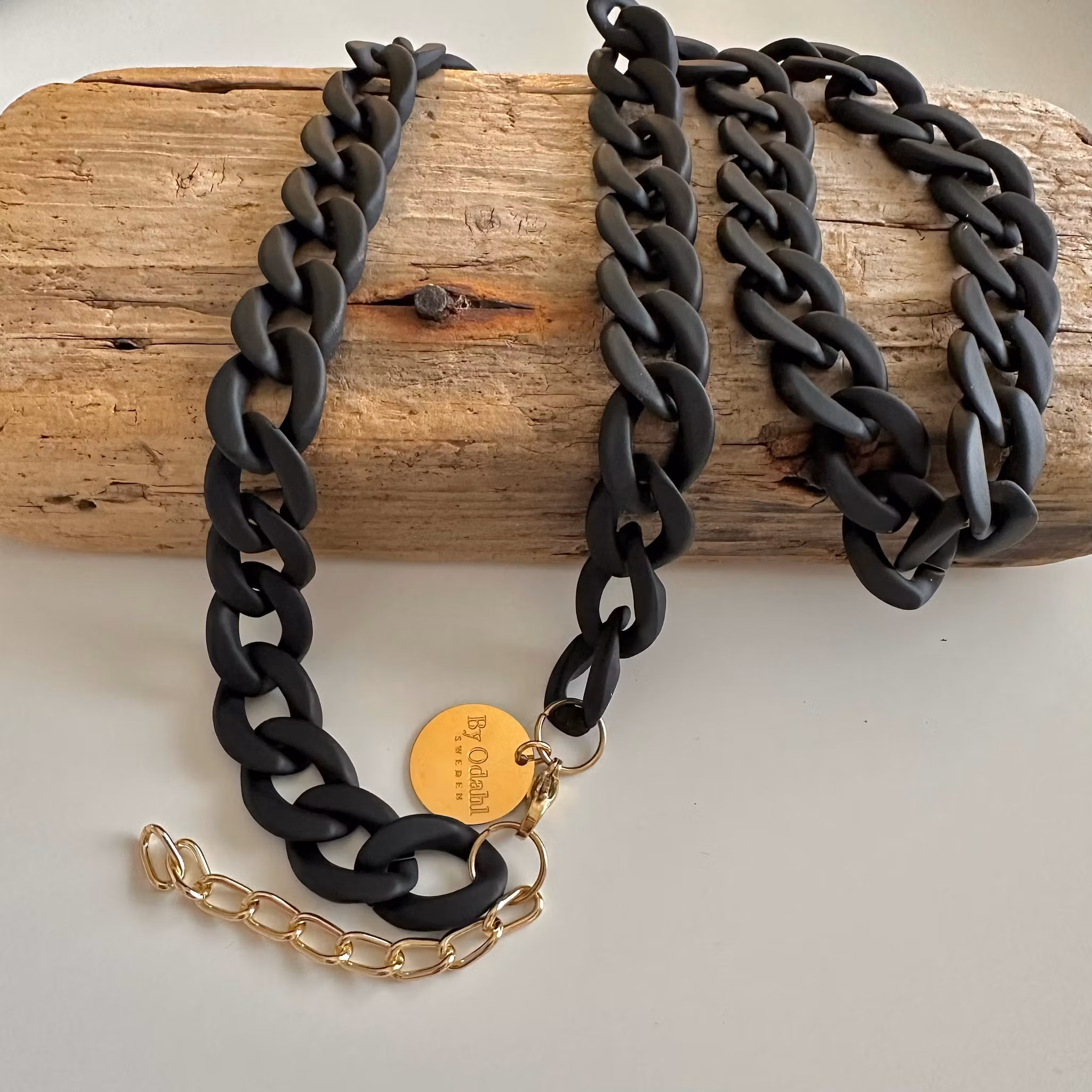 Långt svart halsband från By Odahl