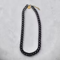 Långt svart halsband från By Odahl