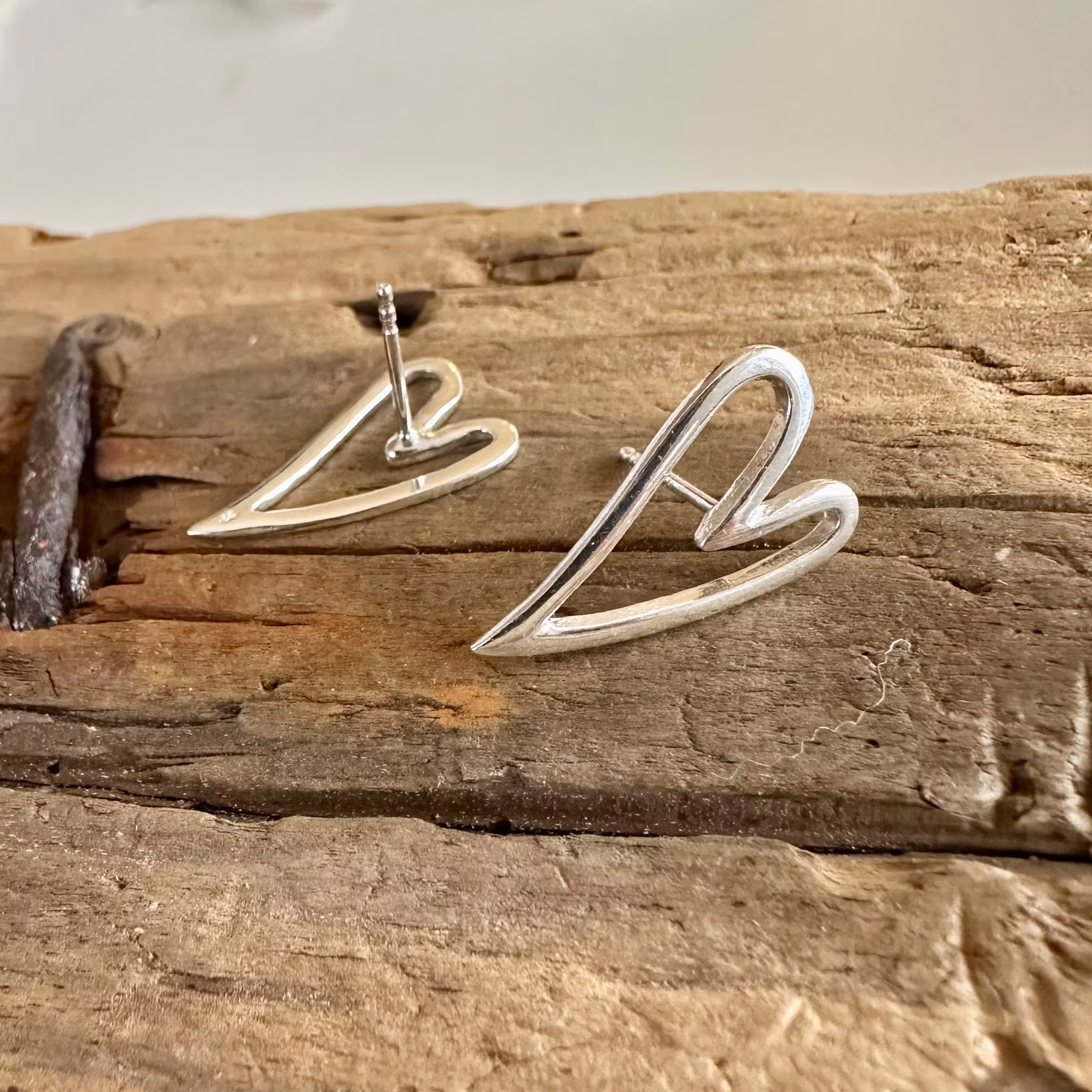 Annabelle - Stilrena hjärtörhängen i silver