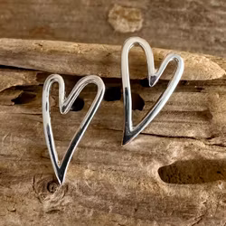 Annabelle - Stilrena hjärtörhängen i silver