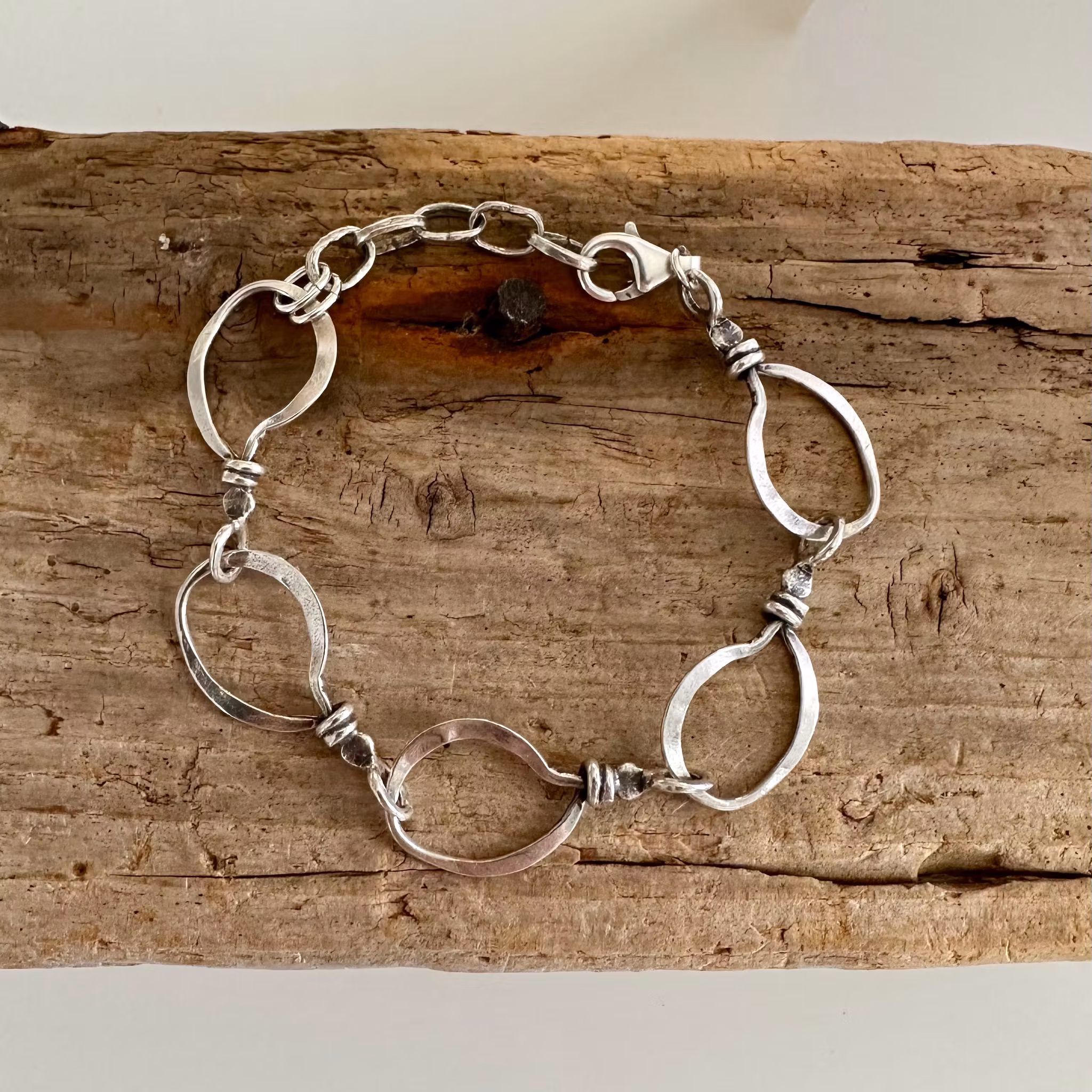 Silverarmband i lite råare design