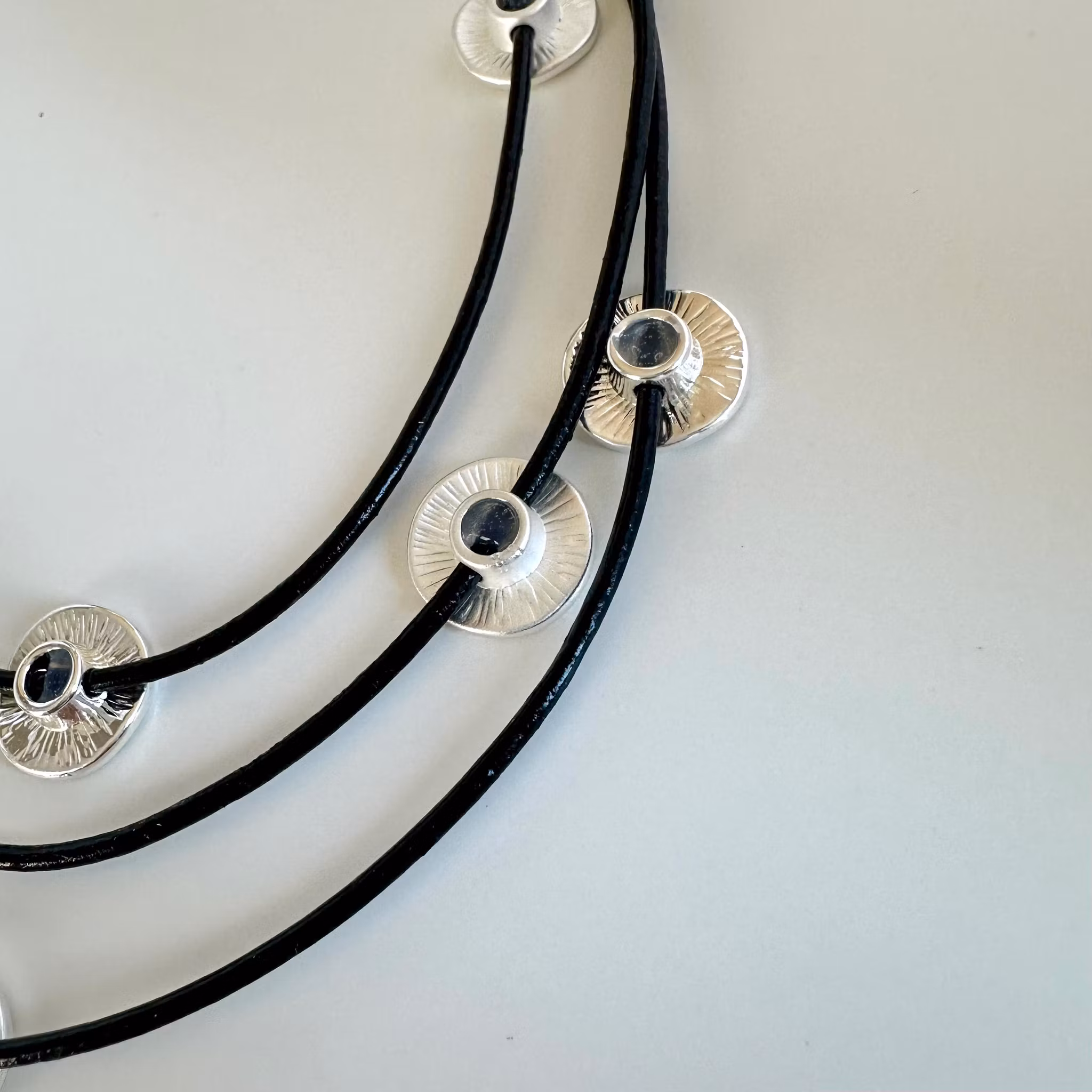 Silverplättar på läderband