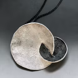 Jiselle - Halsband i mkt speciell design