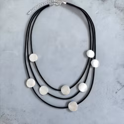 Silverplättar på läderband