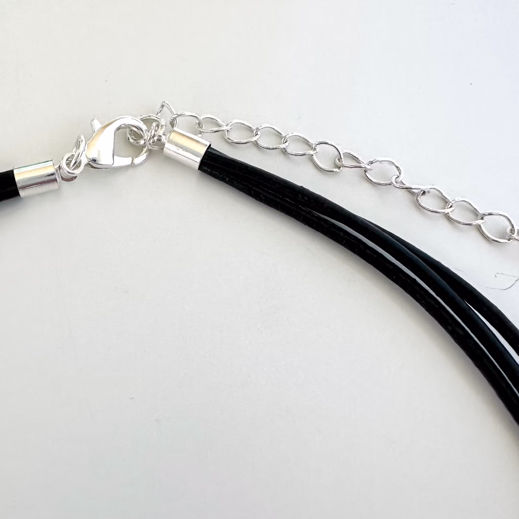 Silverplättar på läderband