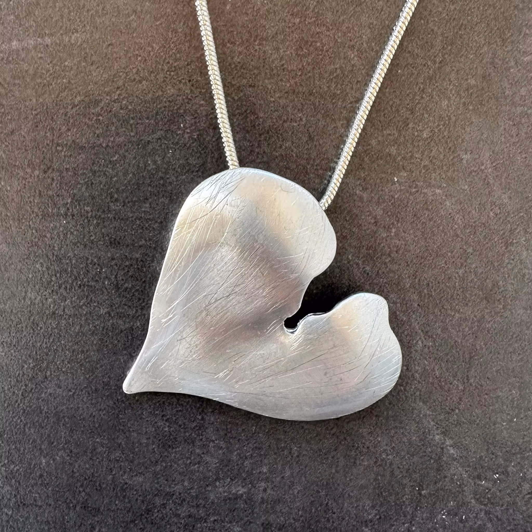 Långt halsband (81 cm) med stort silverhjärta