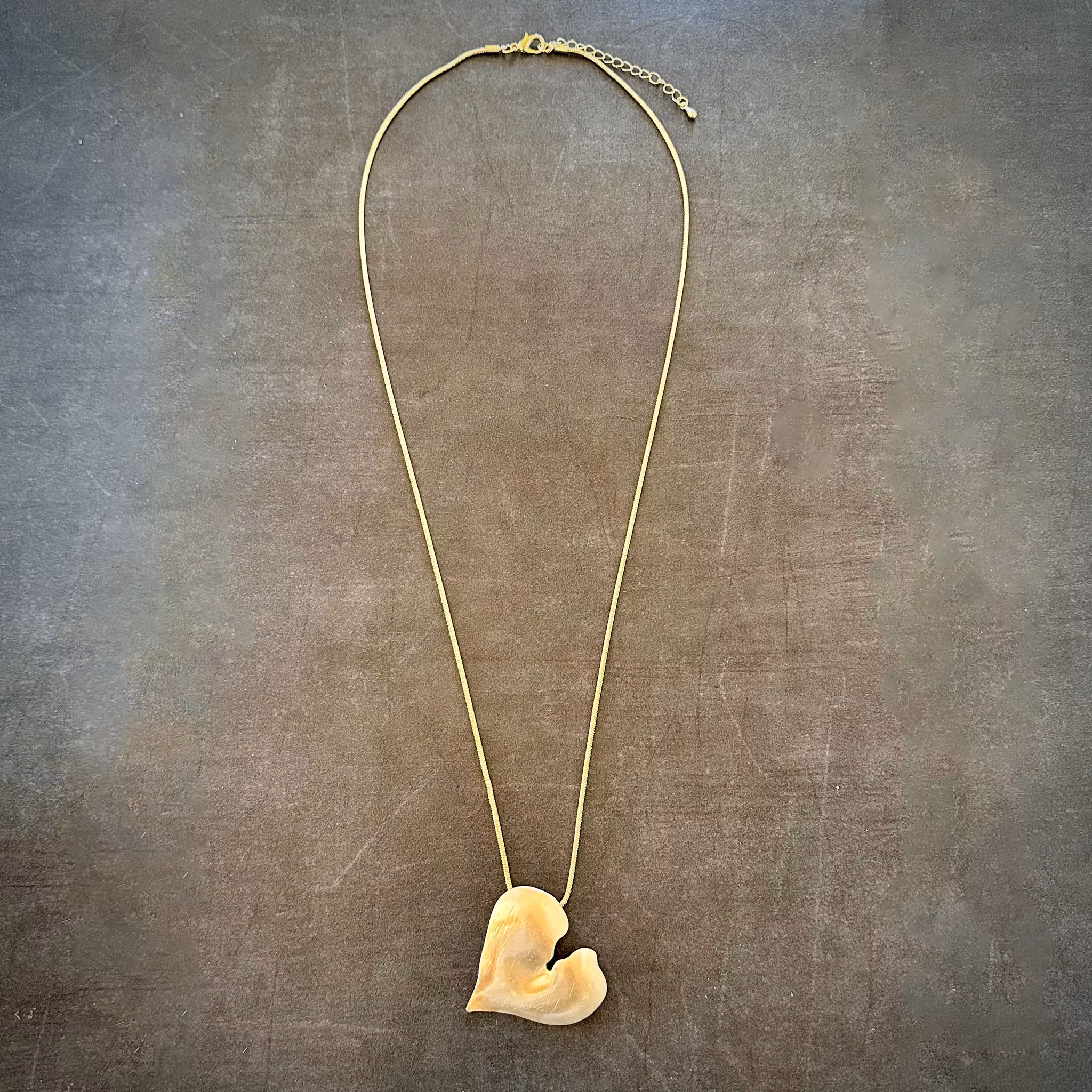 Långt halsband (81 cm) med stort guldhjärta