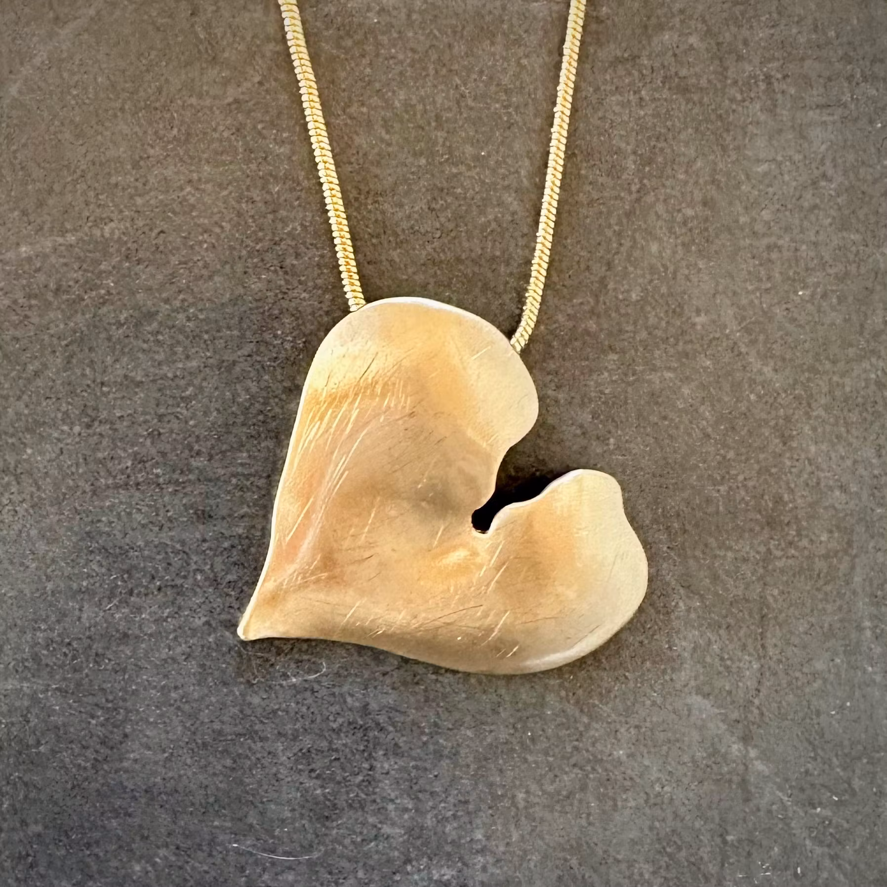 Långt halsband (81 cm) med stort guldhjärta