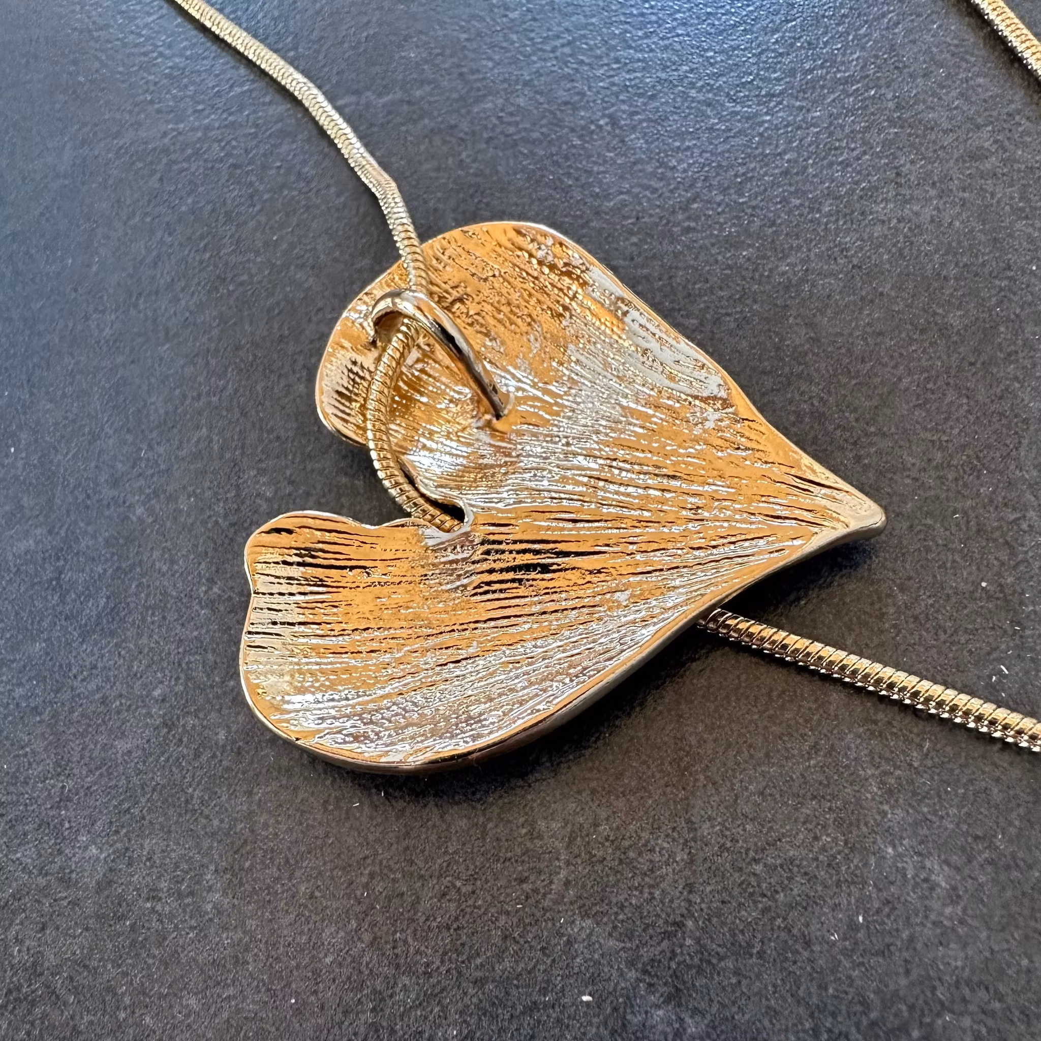 Långt halsband (81 cm) med stort guldhjärta