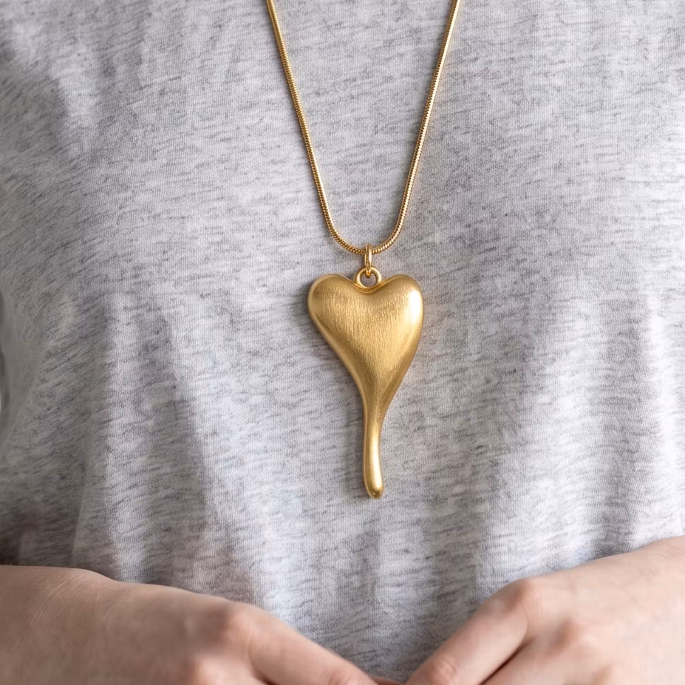 Låångt halsband med avlångt guldhjärta