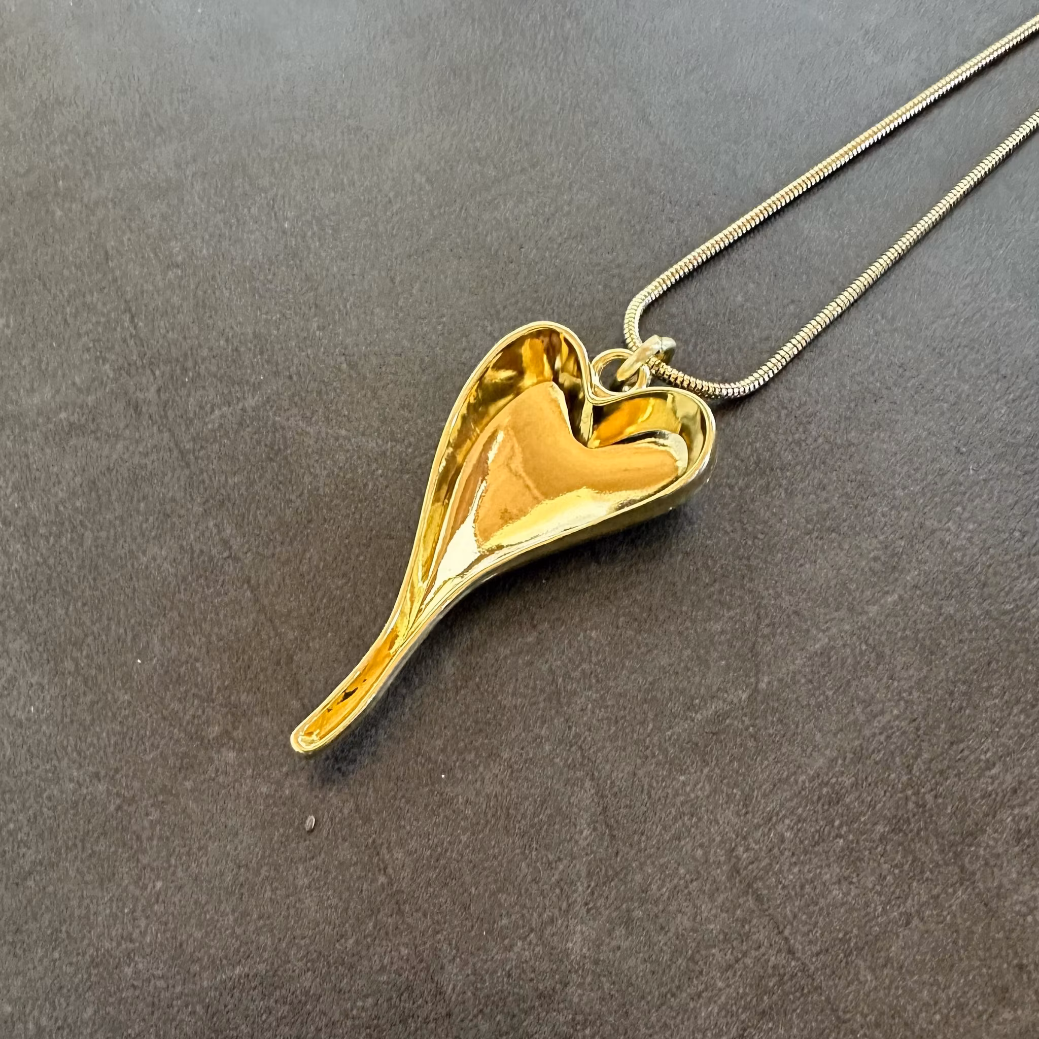 Låångt halsband med avlångt guldhjärta