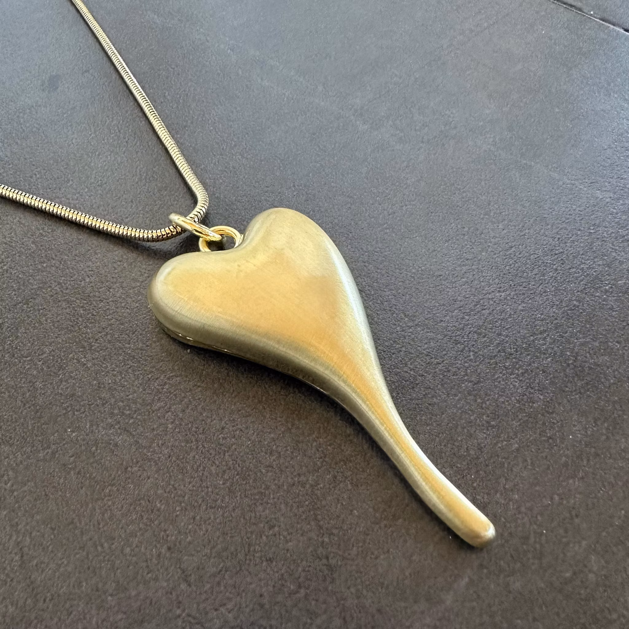 Låångt halsband med avlångt guldhjärta