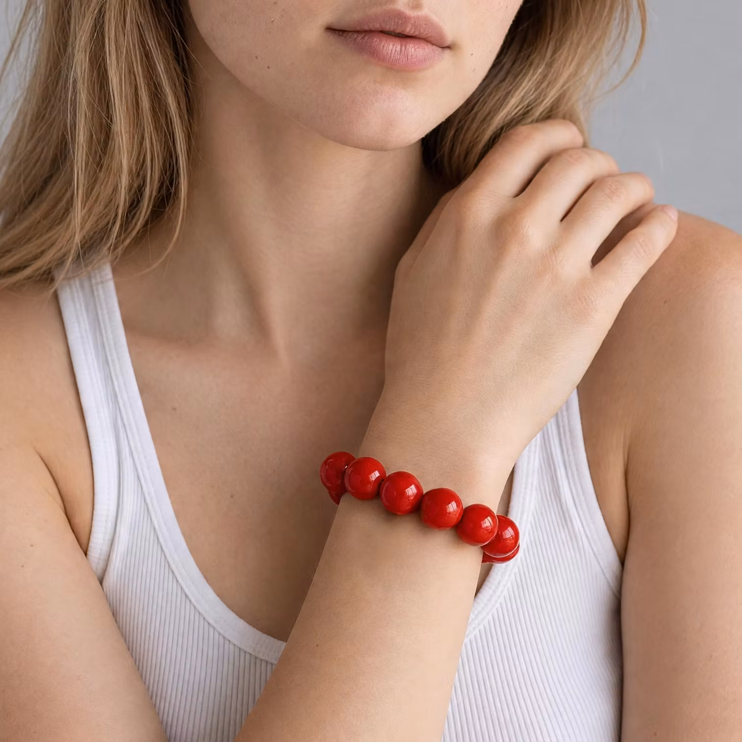 Armband med klarröda kulor